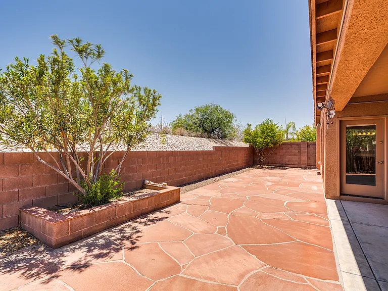 677 W Pizzicato Ln — Photo 45