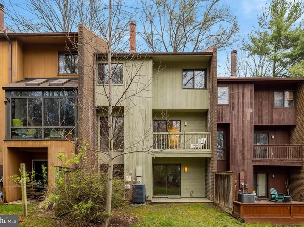 1752 Wainwright Dr, Reston, VA 20190