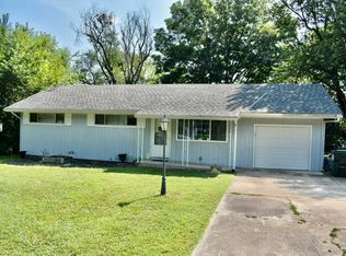 1912 Village Ln, Bolivar, MO 65613