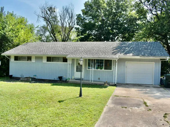 1912 S Village Lane, Bolivar, MO 65613