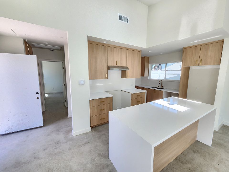 1st image of 10445 Cantara St