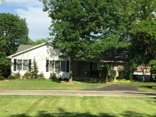 801 Sheridan St, Chenoa, IL 61726
