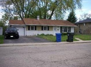 1712 Papoose Rd, Carpentersville, IL 60110