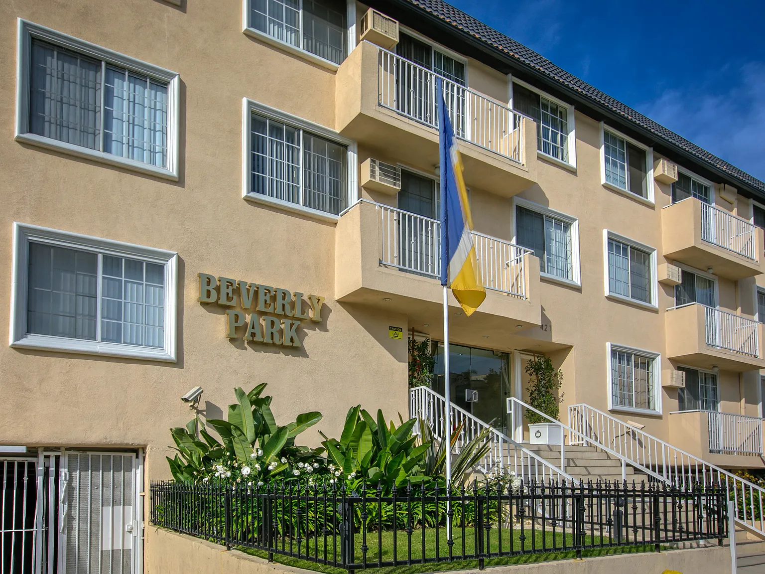 Beverly Heliotrope Towers — Photo 3