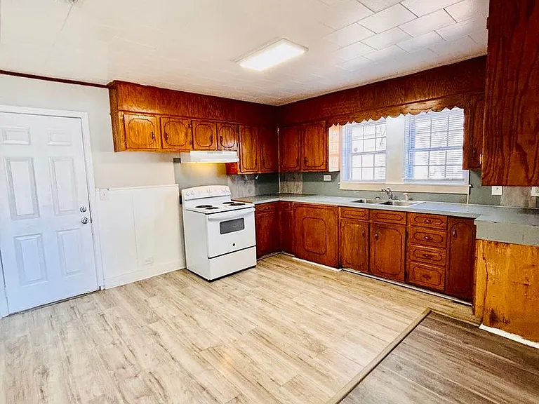 257 N Pine Ave — Photo 4
