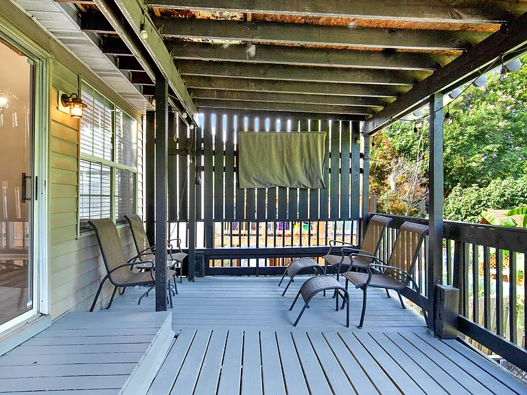 Deck (Outdoor TV)