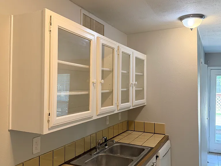 1024 Hawthorne Dr — Photo 7