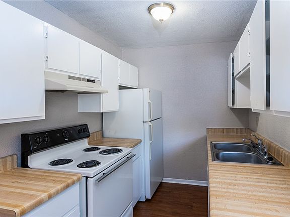 2nd image of 1503 Oakdale Cir APT D