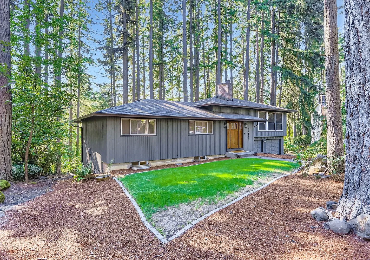 Beautifully updated 4 bed, 3.5 bath mid-century tri-level backing to the golf course in Oregon City! — Photo 2