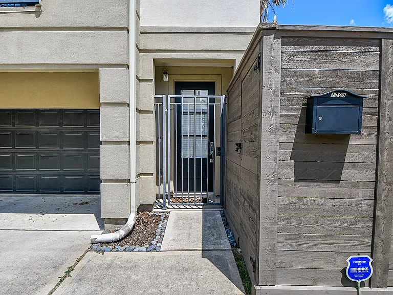 1204 Fowler St — Photo 2