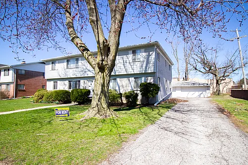 XL 2BR Upper Apartment! 950 SF! Washington Local Schools! Updated Hardwoods, On Site Laundry, Cen... — Photo 2