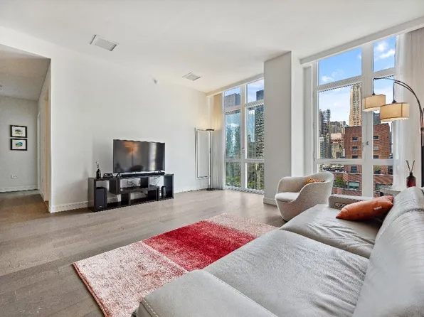 305 East 51st Street 20B image 2 of 25