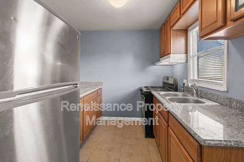 2 bed, 1.0 bath, 874 sqft, $1,700 — Photo 2