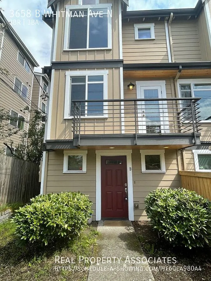 Nicely updated townhouse — Photo 2