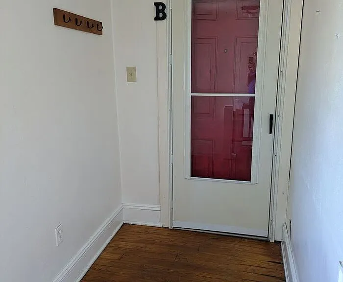 549 2nd St NE #B — Photo 3