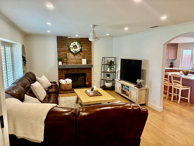 567 Woods Dr — Photo 2