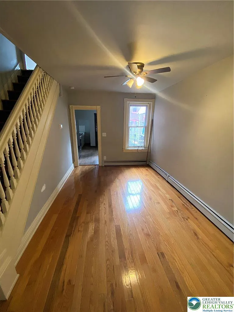 4 bed, 1.0 bath, 1332 sqft, $2,199 — Photo 4