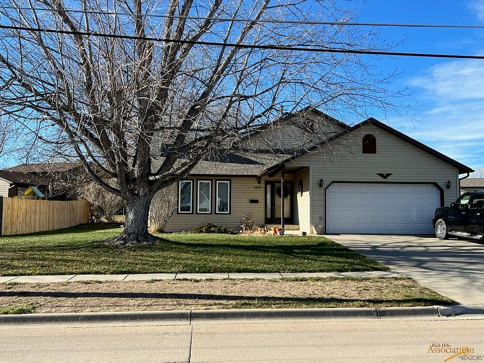 2nd image of 3837 Parkview Dr