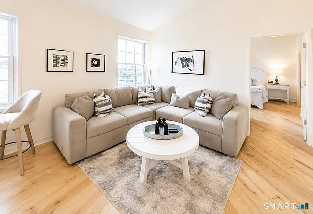 1 bed, 833 sqft, $3,300 — Photo 3