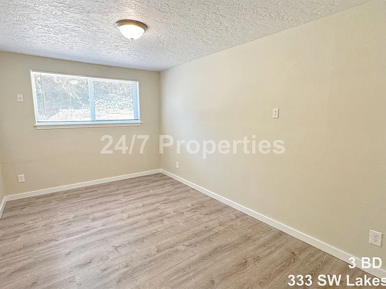 333 SW Lakeshore Dr — Photo 11