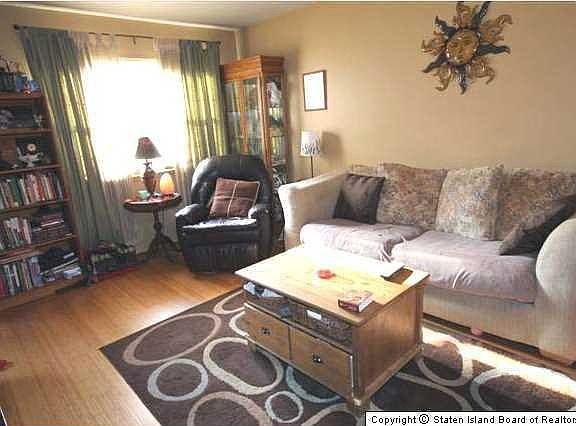4th image of 7 E Revere Ln