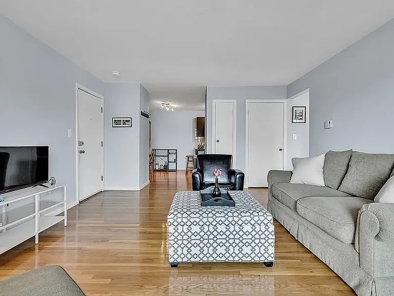 50 Seymour St #15 — Photo 6
