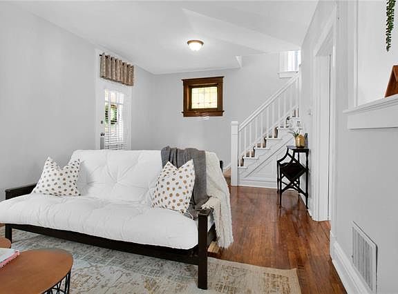 4th image of 4949 Itaska St
