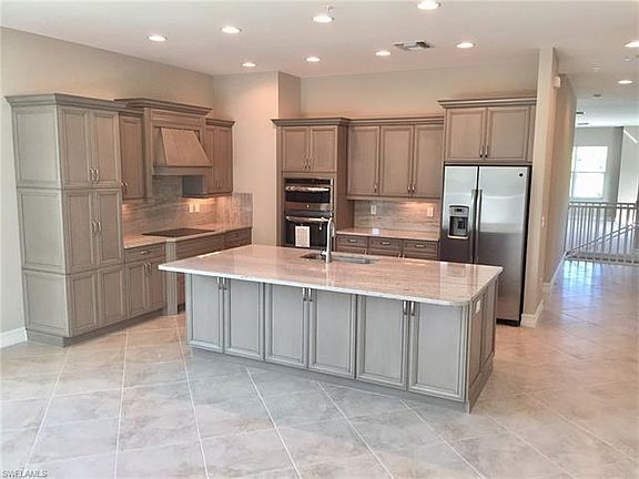 3rd image of 7809 Hawthorne Dr Unit 2504