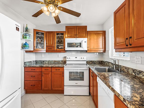 5th image of 300 Waterway Drive S #403