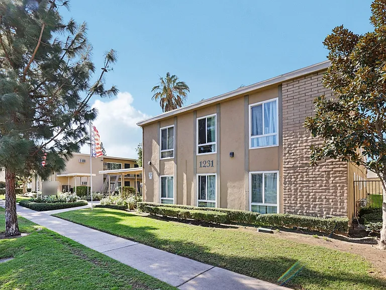 Anaheim Place — Photo 49