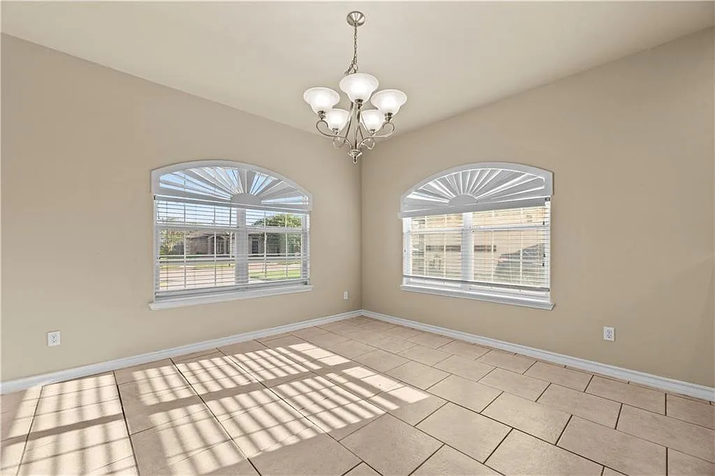 4 bed, 3.5 bath, 2279 sqft, $2,600 — Photo 3