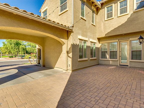 2611 E Parkview