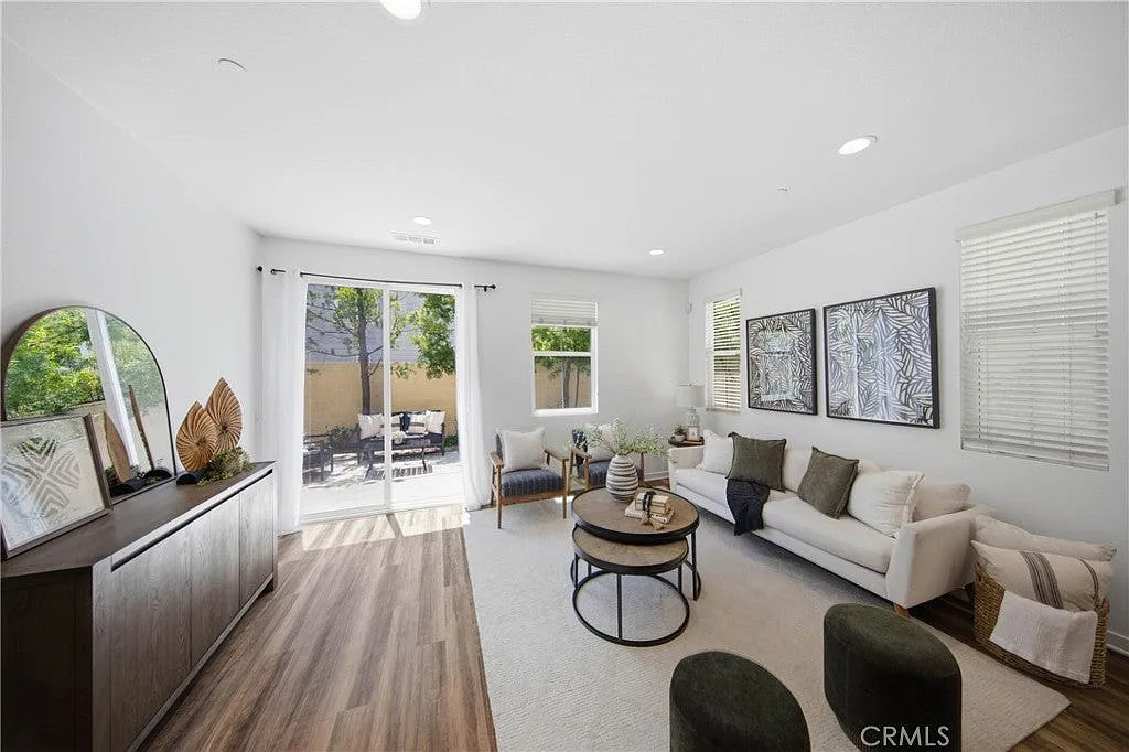 4 bed, 2.5 bath, 1762 sqft, $4,250 — Photo 2