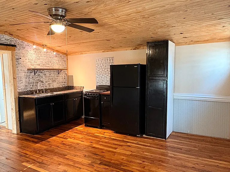 700 Railroad St — Photo 2