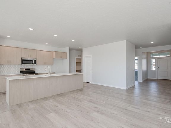4th image of 16712 Carlin Ave