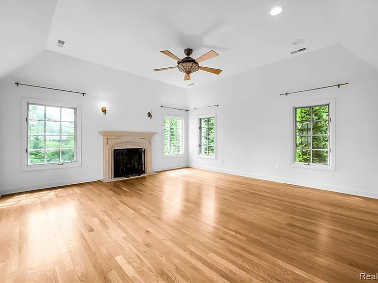 455 Linden Rd — Photo 46