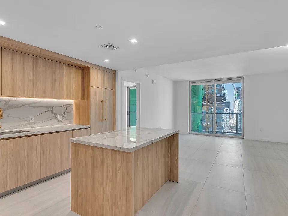 77 SE 5th St #4503