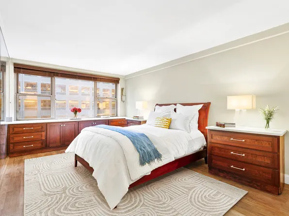 209 East 56th Street image 4 of 5