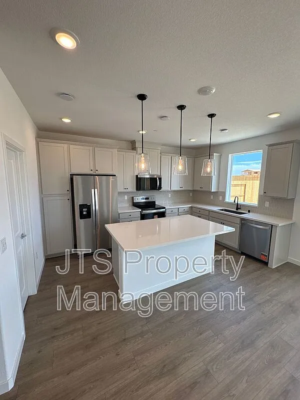 4 bed, 2.5 bath, 2100 sqft, $3,195 — Photo 4