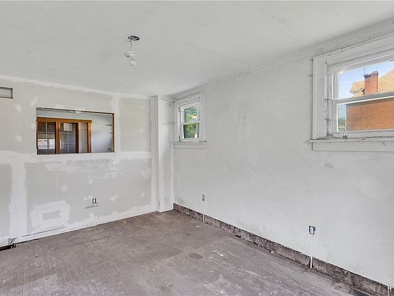 4th image of 1602 Montier St
