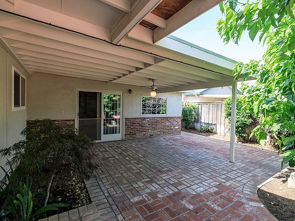 3rd image of 221 Raven Ct