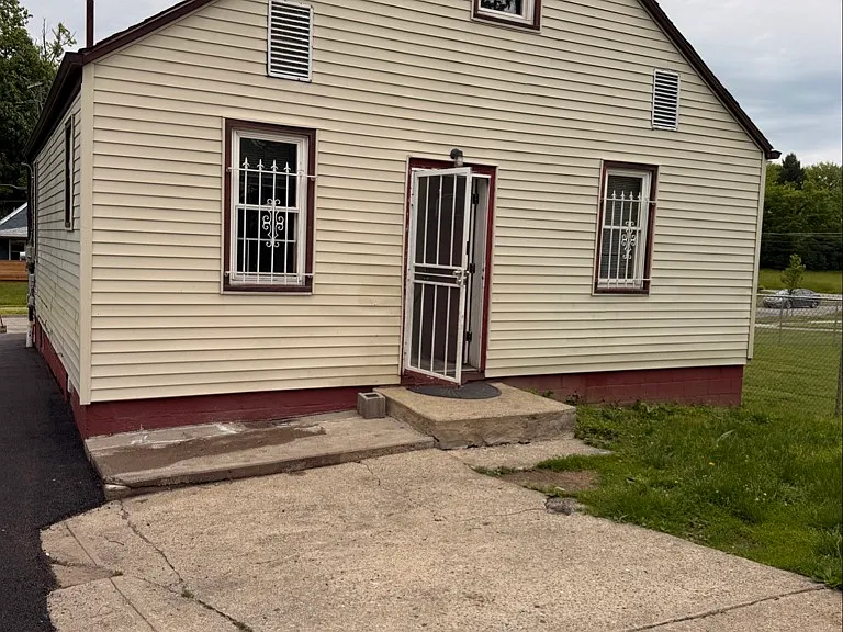 181 W Judson Ave — Photo 2