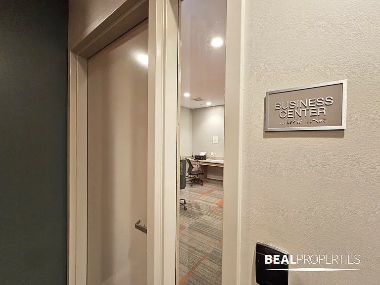 558 W Webster — Photo 22