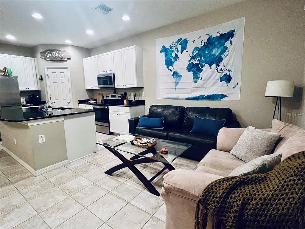 3 bed, 2.5 bath, 1400 sqft, $3,800 — Photo 2