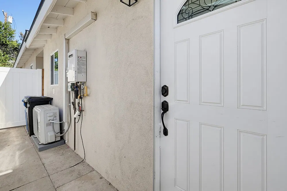 Studio, 430 sqft, $2,100 — Photo 3