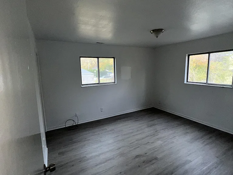 1067 Salem Ave — Photo 7