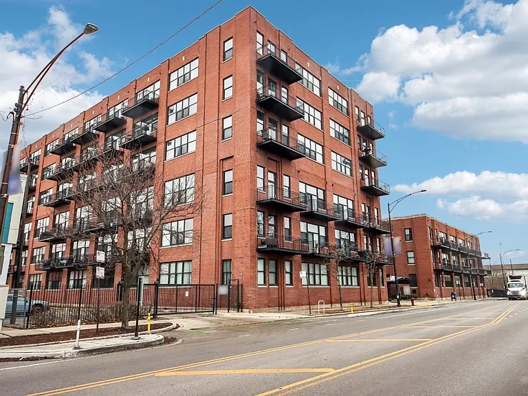 2323 W Pershing Rd #228 — Photo 2