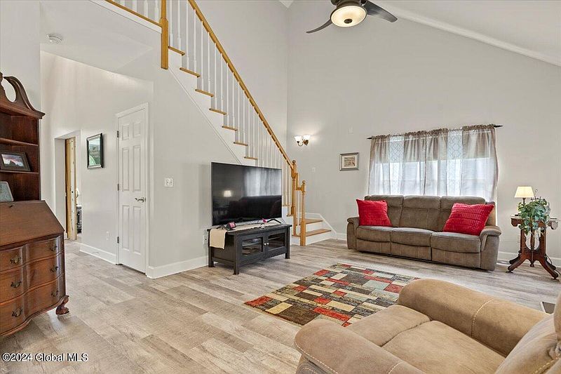 4th image of 2 Berkshire Drive