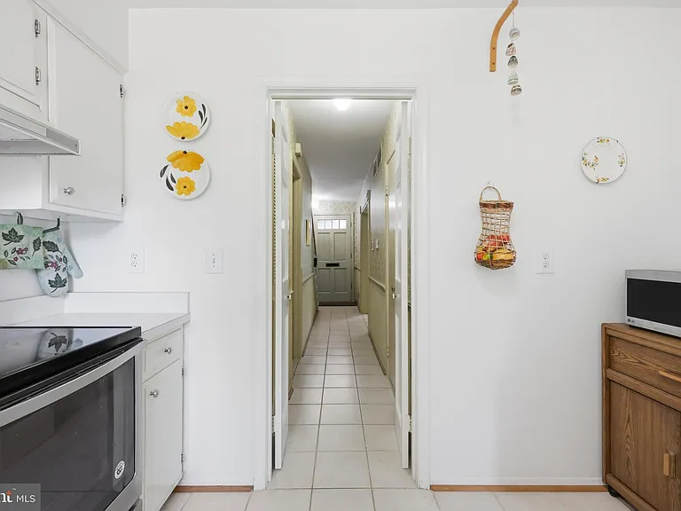 8350 Glastonbury Ct — Photo 14