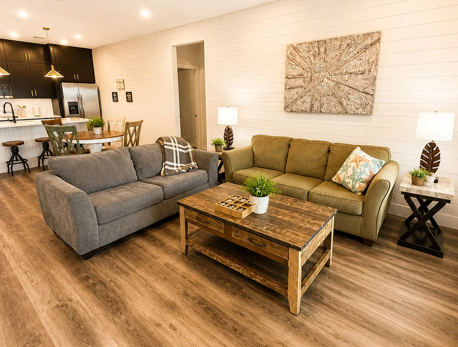 3 bed, 2.0 bath, 13777 sqft, $3,065 — Photo 1